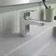 Waschtischarmatur von Ideal Standard mit einem modernen Design. Sie verfügt über eine Hebelbedienung und ist aus verchromtem Material gefertigt, montiert auf einem Waschbecken.